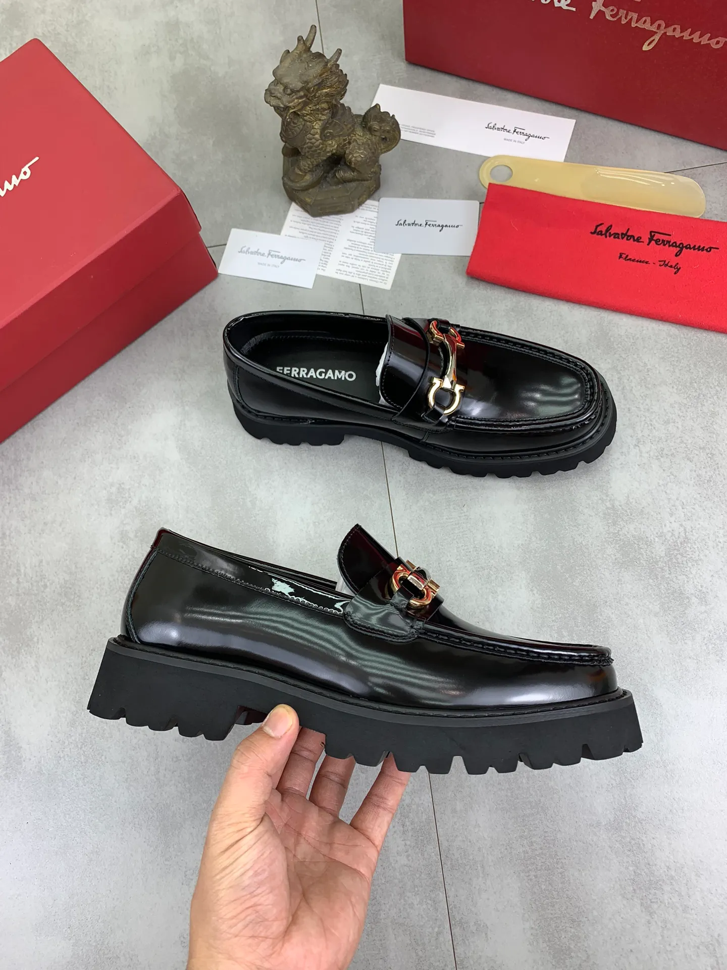 Men's Men's Shoes 💰P460💰[New Style] Water-dyed Niuli 🆘[Salvatore Ferragamo] Ferragamo's latest casual business leather shoes for men! Available at counters simultaneously! The fabric is made of specially imported original calfskin, the lining is made of imported water-dyed cowhide, and the original lightweight foam outsole is absolutely luxurious and leads the fashion trend. Matching code: 38-45; 3️⃣ colors available